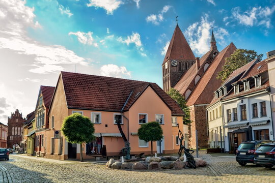grimmen, deutschland - altstadt mit brunnen und st. marien