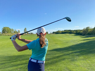 golfeuse sur le parcours