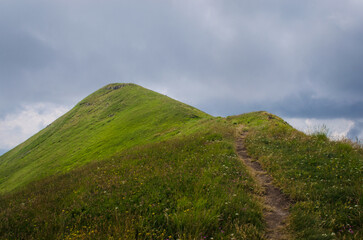 Un sentiero percorre una cresta sulle montagne dell’Abetone in Toscana