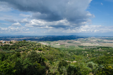 Fototapeta na wymiar Il panorama della Valdorcia visto da Montalcino in una giornata di sole e nuvole
