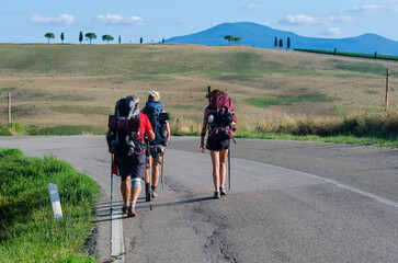 Tre Pellegrini in cammino lungo la Via Francigena in Valdorcia in Toscana