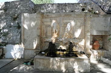 Fontaine vénitienne du monastère de Vrondissi à Zaros près d'Agioi Déka en Crète