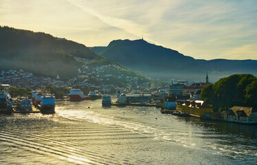 Morgentliche Einfahrt in den Hafen von Bergen, Norwegen