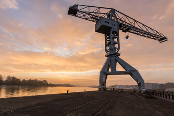 La grue Titan grise sur le quai des Antilles à Nantes, le soir au soleil couchant