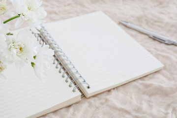 開いたノートと白い花
