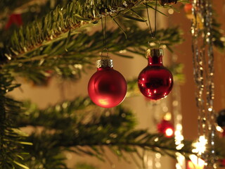 Schöne rote Weihnachtskugeln