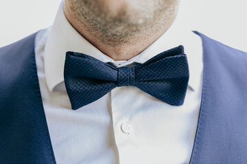 Br&auml;utigam mit Fliege