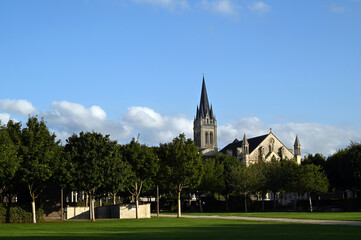 Fototapeta na wymiar Jardins de la Brèche de Niort avec l'église Saint-Hilaire au second plan