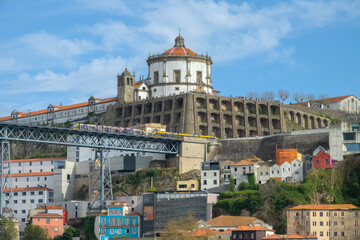 Fototapeta na wymiar Vue sur le pont Dom-luis et le monastère, Porto, Portugal