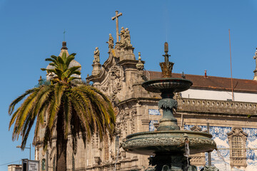 Fontane des lions et l'église Igreja do Carmo, Porto, Portugal