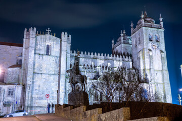 Fototapeta na wymiar Cathédrale Sé de Porto de nuit, Portugal