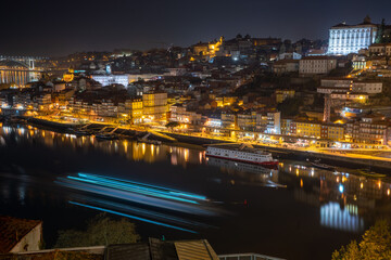 Fototapeta na wymiar Vue de Porto la nuit