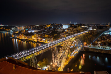 Fototapeta na wymiar Pont Dom-Luis de nuit, Porto, Portugal