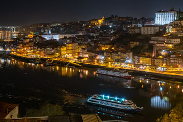 Fototapeta na wymiar Vue de Porto la nuit