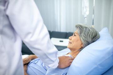 Obraz premium Asian doctor supporting and cheering up senior patient in hospital, talking smiling in comfort. Healthcare and medicine concept.