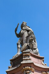 Fototapeta na wymiar Statue auf dem Marktplatzbrunnen in der Stadt Ludwigsburg