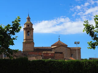Obraz premium iglesia de la inmaculada concepción de la espluga calba del siglo XVIII, planta de cruz latina, campanario de base cuadrada, lérida, españa, europa