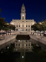 Obraz premium Hôtel de ville de Porto de nuit, Portugal