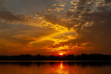 Fototapeta na wymiar beautiful sunset over the evening river 