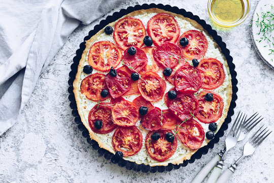 Vegetable tart with tomatoes, ricotta, black olives and thyme