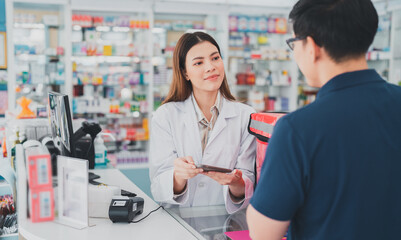 Obraz premium female pharmacist at drugstore.Health care pharmacists work at the hospital.Pharmacist looking at male customer.Doctor specialists organize prescription medications.