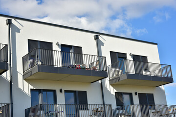 Moderner Balkon mit Metall-Geländer an Neubau-Hausfront