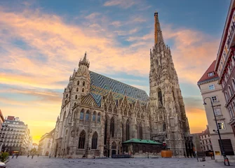 Photo sur Plexiglas Vienne La cathédrale Saint-Étienne sur la place Stephansplatz au lever du soleil, Vienne, Autriche