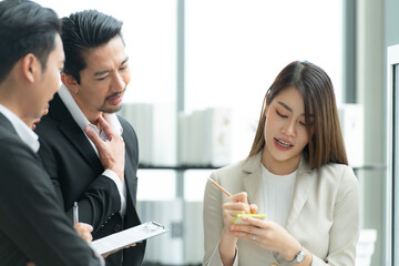 Young entrepreneurs in Asia Organize meetings to brainstorm and review information on glass board