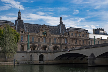 Fototapeta na wymiar Découverte de Paris, croisière sur la Seine, la façade du Louvre