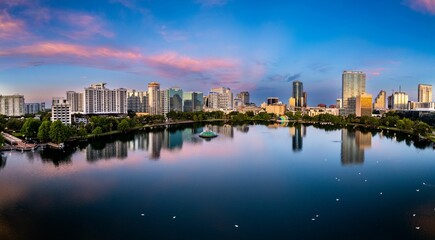 Aerial view of lake Eola and the Orlando city skyline at sunrise © Robert Anthony/Wirestock Creators