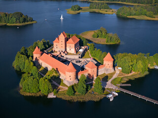 Litwa symbol Zamek w Trokach, gotycki zamek Troki - obrazy, fototapety, plakaty