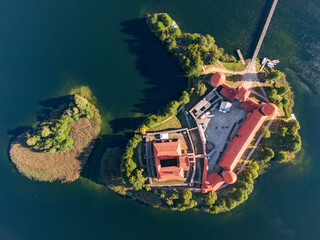 Zamek na wodzie w Trokach prostopadle z drona, Litwa, Troki, Jezioro Galwe - obrazy, fototapety, plakaty