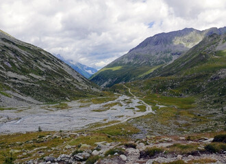 Fototapeta na wymiar bella vista panoramica delle montagne estive con rocce e vallate verdi