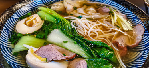 Ramen mit Nudeln Gemüse und Fleisch