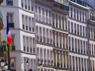 Drapeau français et ensemble d'immeubles à Paris