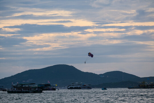parashute fly over sea