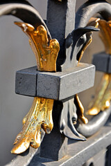 Fototapeta metalowy detal architektoniczny, pozłacana metalowa dekoracja, złoty metalowy ornament na bramie, obraz