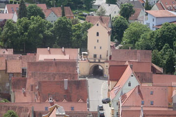 Blick vom Daniel in Noerdlingen zum Berger Tor © Fotolyse