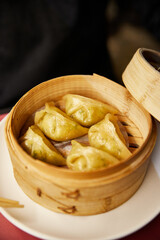 Dim sum en restaurante chino. Dumplings al vapor con cestita de bambú. 