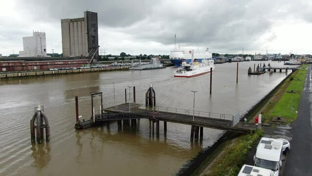 Autof&auml;hre Emden Au&szlig;enhafen Nordsee Frachtf&auml;hre Luftaufnahme Deutschland
