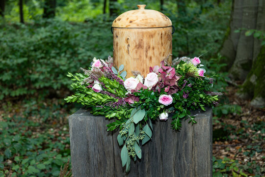 Holzurne und Blumenschmuck, Waldbestattung