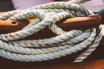 befestigtes Seil auf Segelschiff, Segelsport