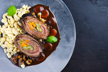 Traditionelle slow cooked deutsche Wagyu Rinderrouladen mit Spätzle in würziger Bratensoße als...