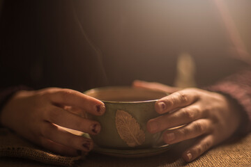 Fototapeta na wymiar taza de té a contraluz