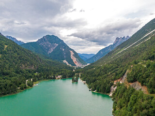 Obraz na płótnie Canvas Luftaufnahme Berg und Seelandschaft in Italien: Lago del Predil / Raibler See Tarvis, Udine Panorama