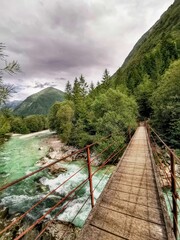 Fototapeta na wymiar Hängebrücke in den Bergen: Landschaft Slowenien Soca Valley (Julische Alpen)