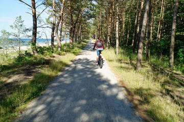 Obraz premium Kobieta na rowerze