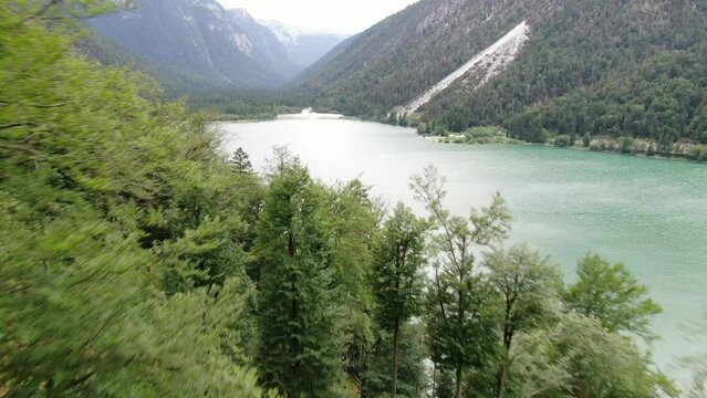 Luftaufnahme Berg und Seelandschaft in Italien: Lago del Predil / Raibler See Tarvis, Udine Panorama