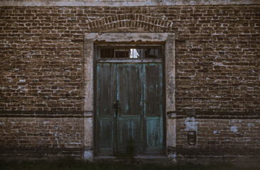 puerta doble de madera color verde agua de antigua construcción
