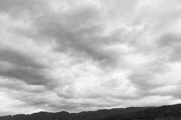 Fototapeta premium 厚い雲が湧き上がり六甲山の稜線から浮かぶ。台風が近づいている